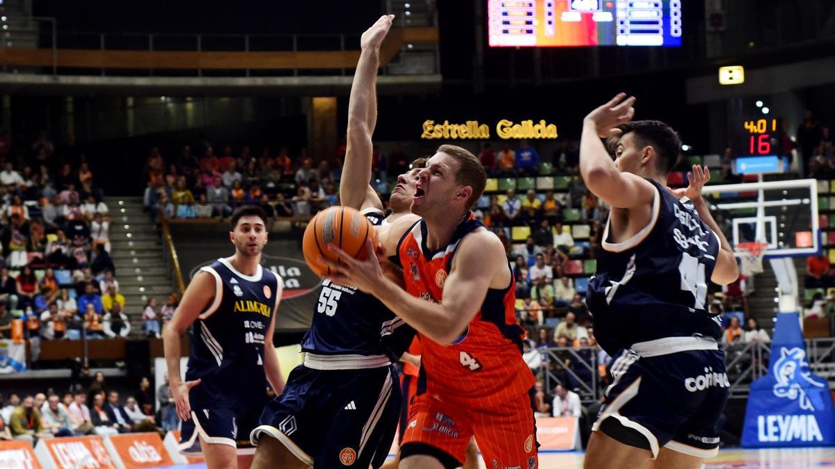 Paul Jorgensen ante el Oviedo.