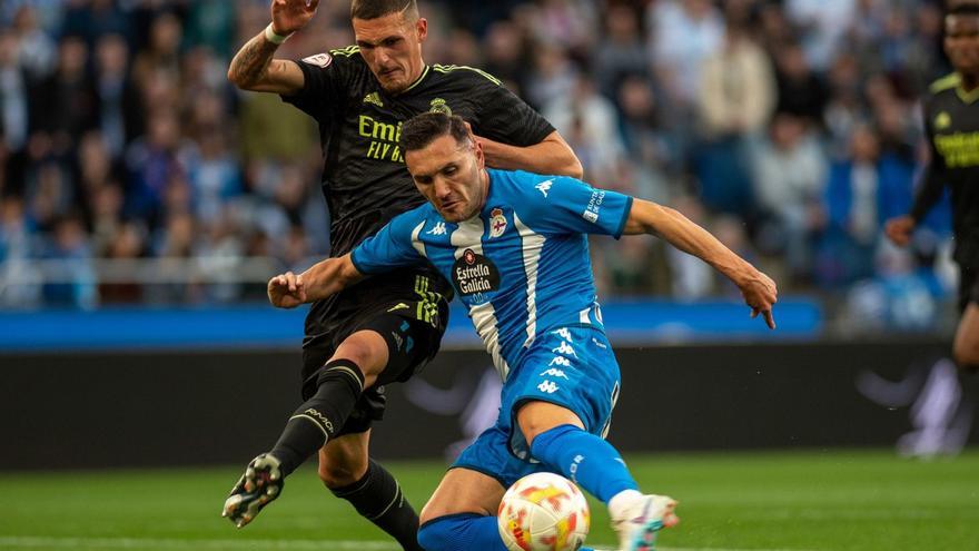 Lucas Pérez golpea la pelota ante Rafa Marín en el partido de la semana pasada contra el Castilla. |  // CASTELEIRO / ROLLER AGENCIA