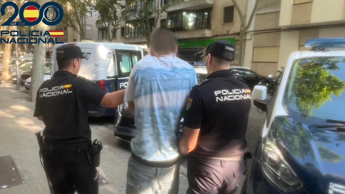 Agentes de la Policía Nacional llevan detenido al presunto narcotraficante arrestado en la Playa de Palma.
