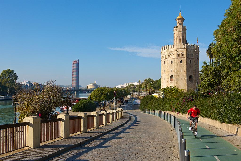 Pedalear al lado de la Torre del Oro es una experiencia única.