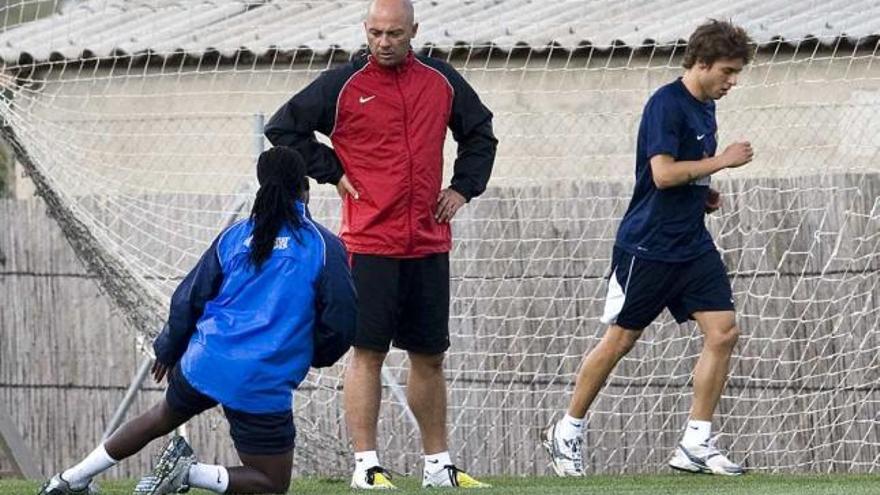 Kiko Femenía realiza carrera continua mientras Drenthe dialoga con el preparador físico.