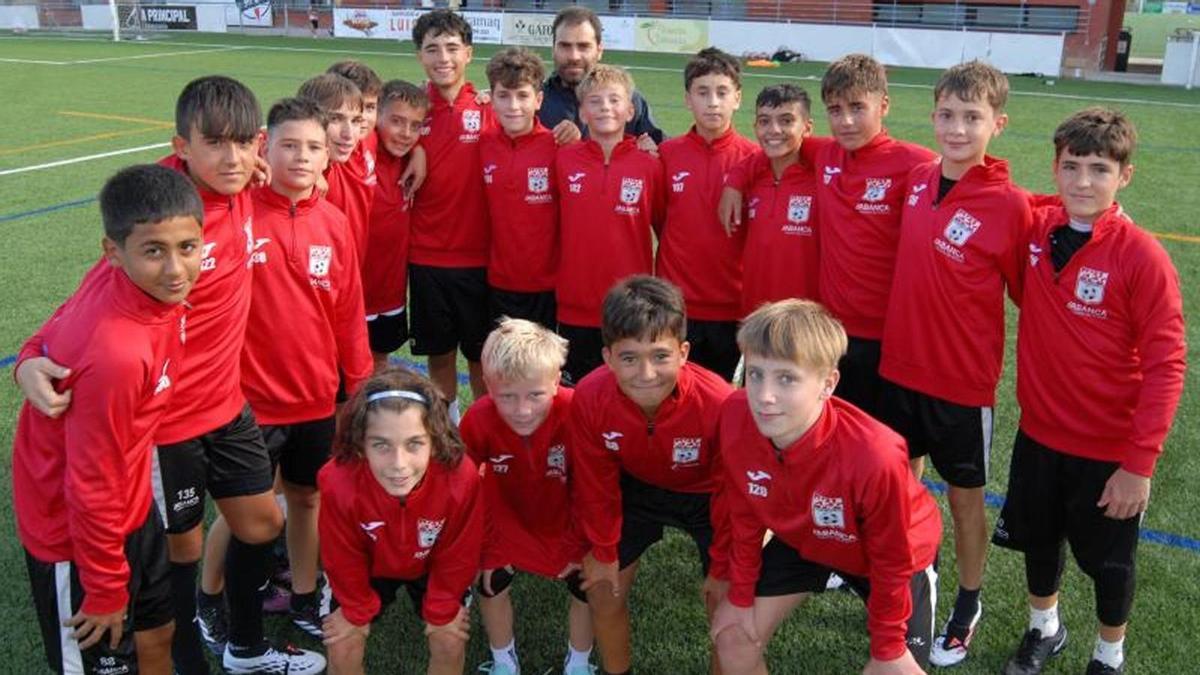 Equipo infantil de la EF Lalín, con su entrenador, Migueliño, durante su entrenamiento en el Cortizo. | BERNABÉ/JAVIER LALÍN