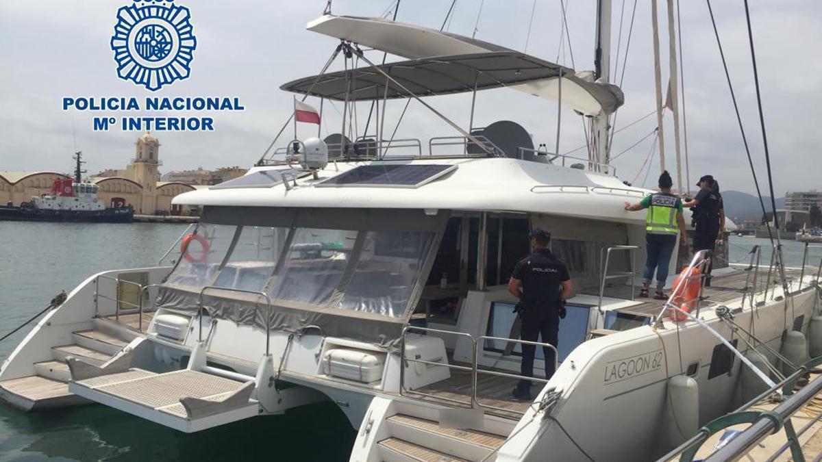 El yate atracado en el puerto de Gandia cuando la Policía Nacional se lo incautó