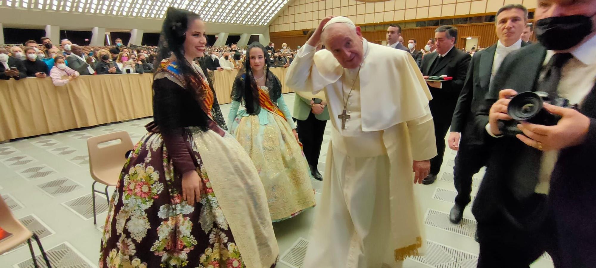 Extra Fallas Levante-EMV. Momento histórico: el papa Francisco recibe a las falleras mayores de València