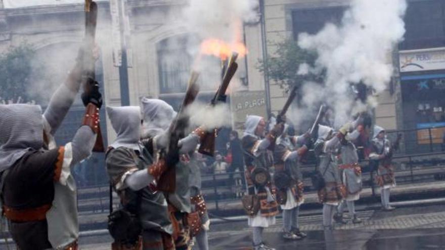 El Alardo de Alcoy está manteniendo su espectacularidad a pesar de las restricciones y los históricos problemas legales con la pólvora.