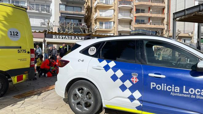 Les fotos del rescat d'una banyista a Blanes en ser arrossegada per una onada