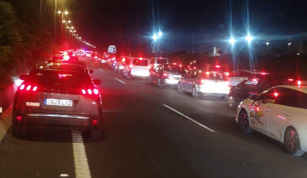 Colas en la GC-1 por el accidente múltiple.