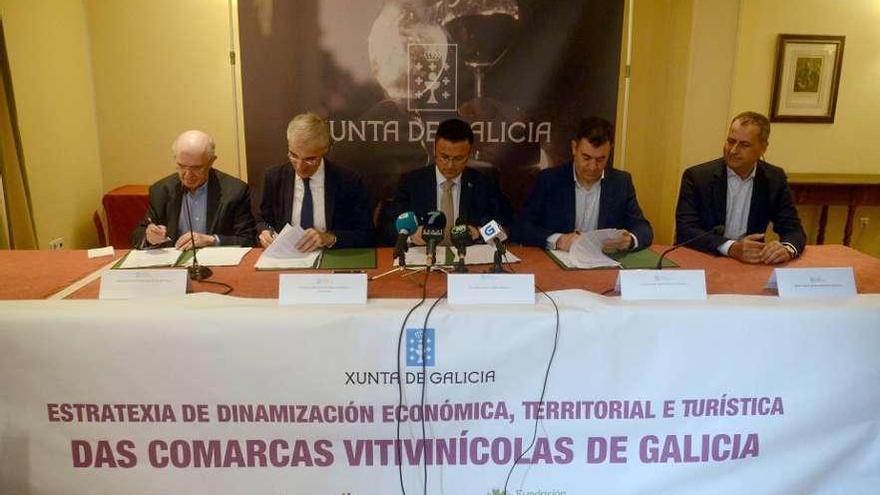 Firma del convenio para valorizar el rural en torno al vino, ayer, en Cambados. // Noé Parga