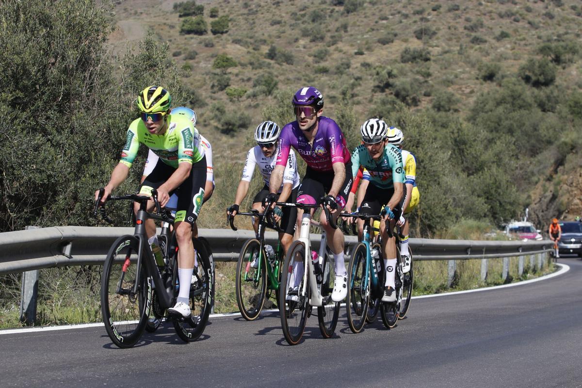 La primera etapa de la Vuelta a Andalucía Ruta del Sol, a su paso por el alto de Canillas del Aceituno