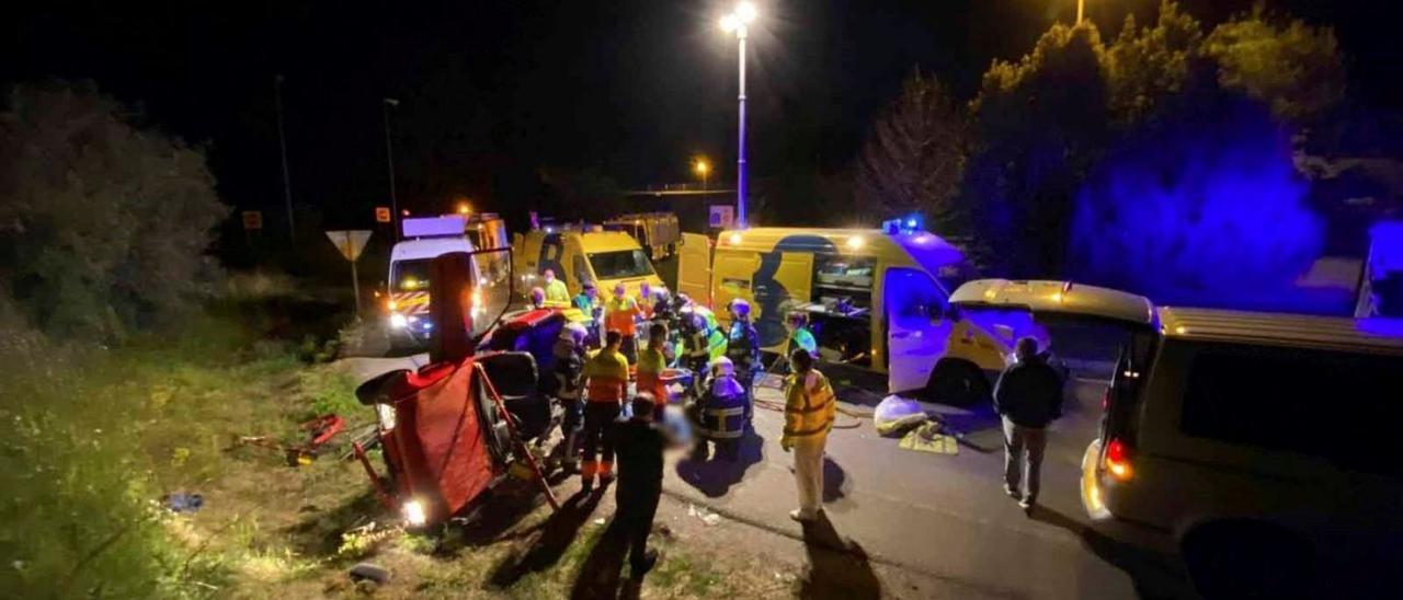 El coche volcado, en el acceso a Coceña, de madrugada. | Sepa