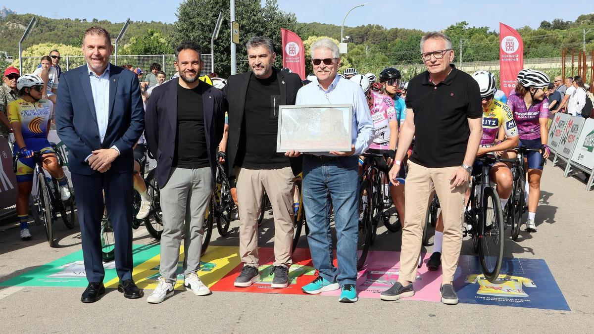 El director de la Volta, Rubèn Peris, rep un quatre amb el castell de Castellet de Sant Vicenç, amb Naharro, Garcia i Mauriz a l'esquerra de la imatge