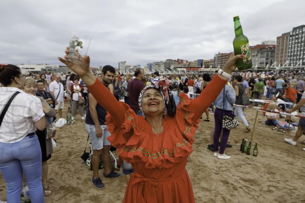 Gijón bate el récord de escanciado simultáneo de sidra