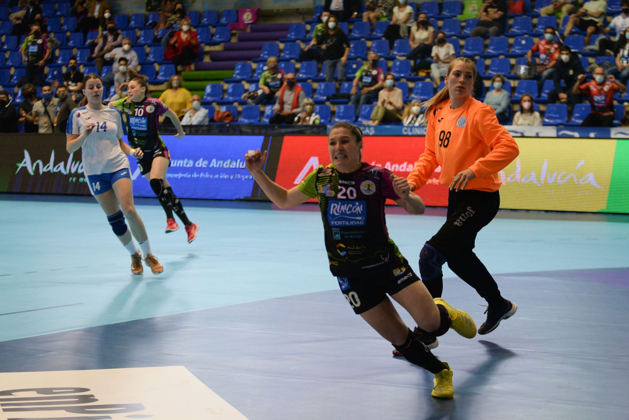 Las imágenes del primer partido de la final de la EHF European Cup entre el Rincón Fertilidad  y el Lokomotiv Zagreb