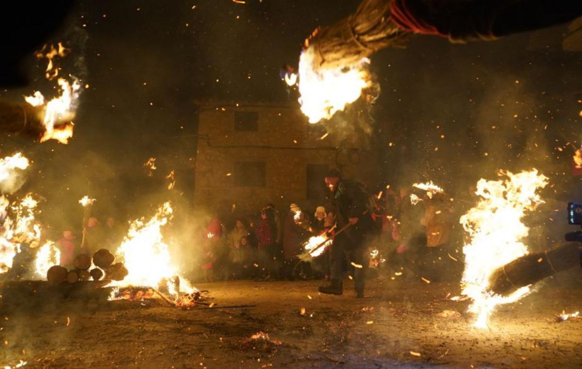 Un instant ple de foc al final de la festa a Sant Julià  | MIREIA ARSO