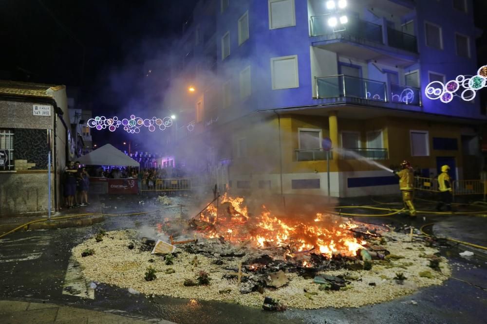 Cientos de personas, la mayoría adolescentes que quisieron disfrutar de la "cremá" y posterior "bañá" de los bomberos, se acercaron al barrio del Calvario para ver arder su hoguera