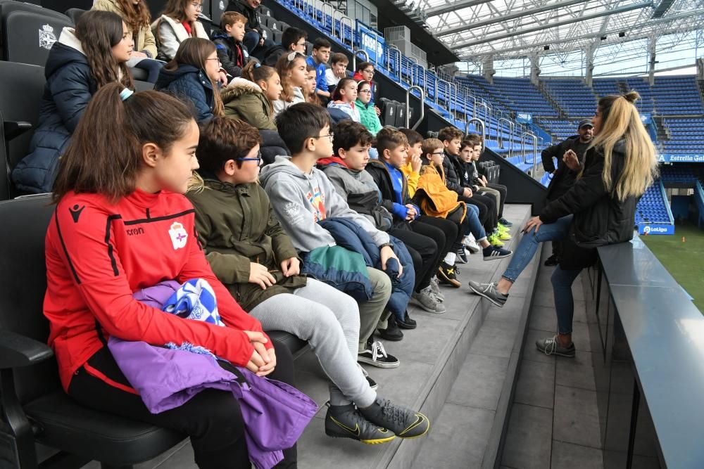 Los estudiantes han realizado un recorrido por los rincones del estadio de Riazor - Han conocido a los jugadores Martí Vilà, del Fabril, y Silvia y Cris, del Dépor Abanca