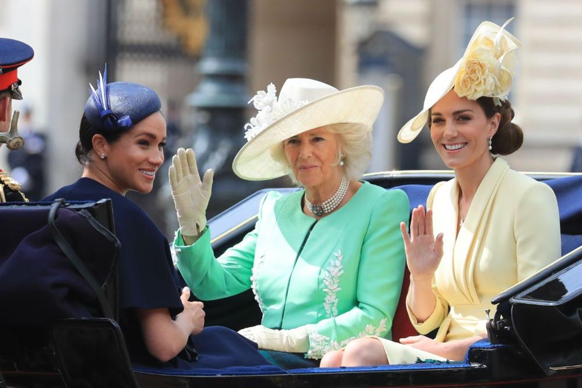 Kate Middleton saluda junto a Camilla Parker Bowles desde el coche de caballos que estas han compartido con Meghan Markle