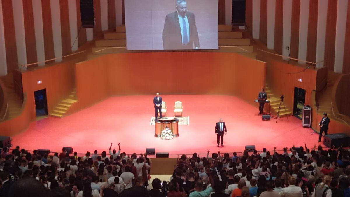 Una “secta religiosa” congrega a más de 1.000 personas en el Palau de Les Arts