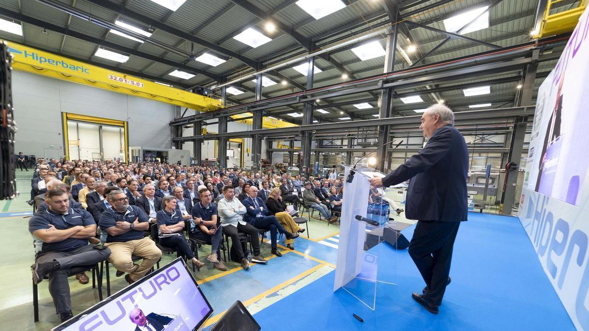 Encuentro con empleados de la fábrica.