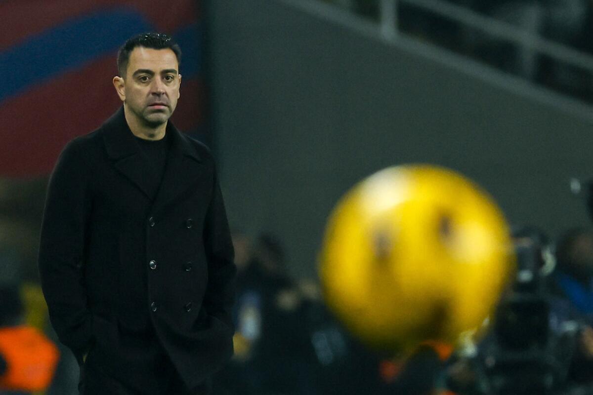 Xavi Hernández dirigiendo en un partido del Barça