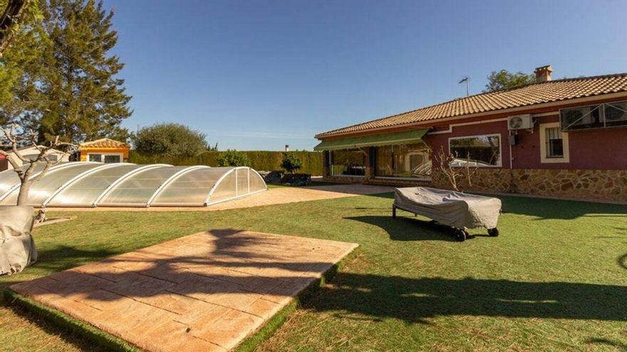 Con piscina climatizada, pista de pádel y sauna: el lujoso chalet cerca de Alicante que cuesta menos de 400.000 euros