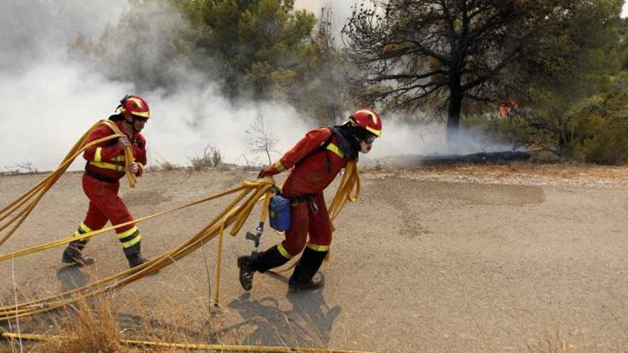 Dos bomberos, durante las labores de extinción en Macastre.