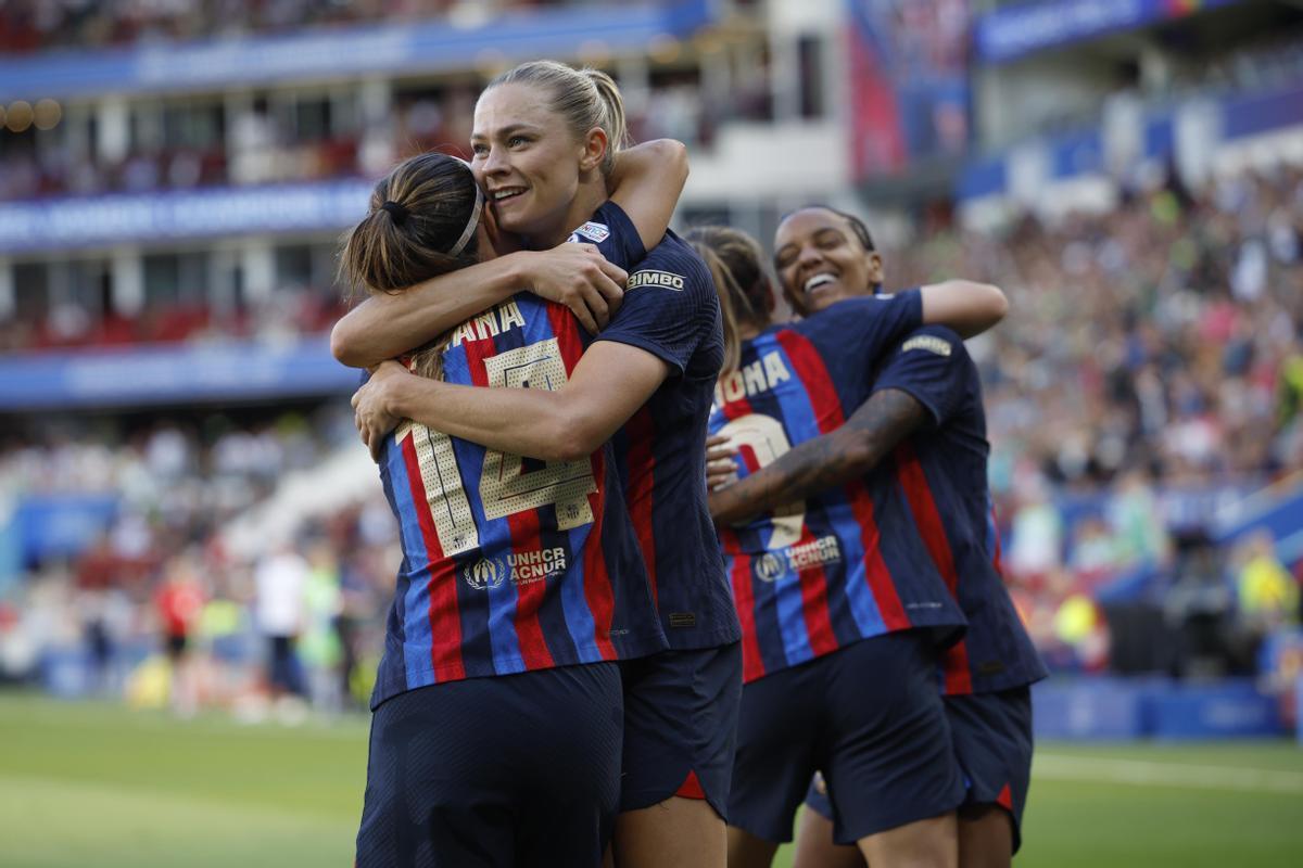 EINDHOVEN (PAÍSES BAJOS), 03/06/2023.- La defensa del FC Barcelona Fridolina Rolfo (c) celebra con sus compañeras tras marcar el 3-2 durante la final de la Liga de Campeones Femenina entre FC Barcelona y Wolfsburgo, este sábado en el Philips Stadion de Eindhoven. EFE/ Alberto Estévez