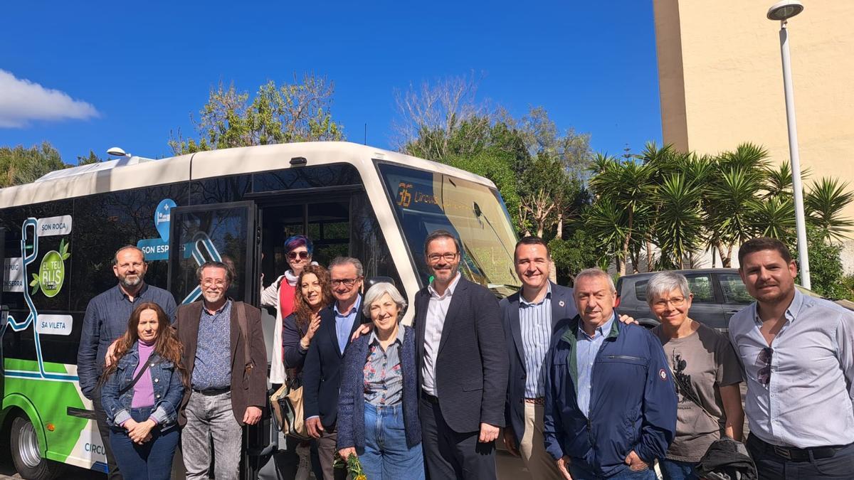 Representantes vecinales y de Son Espases han acompañado al alcalde en el viaje inaugural.