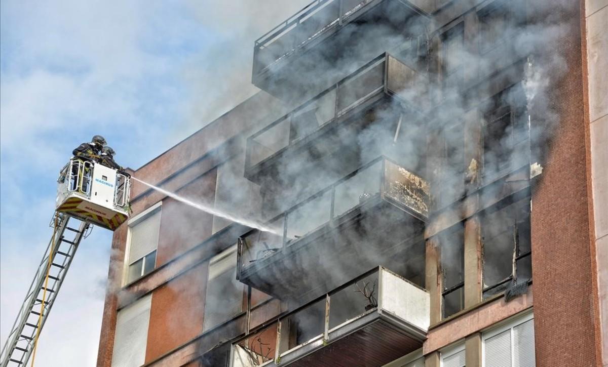 jjubierre40770652 incendio en piso calle saragossa  foto ferran sendra171101112450