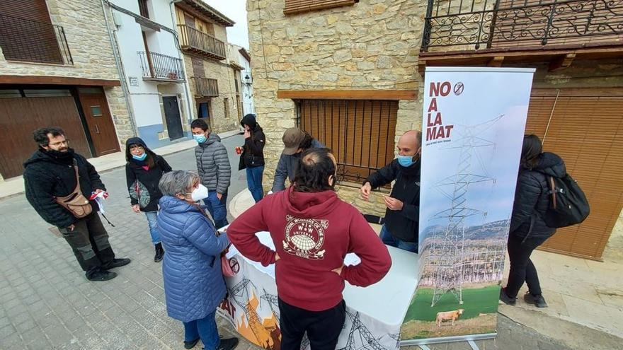 El colectivo organizó este sábado por la mañana una mesa informativa en Cinctorres para informar y concienciar sobre la MAT.