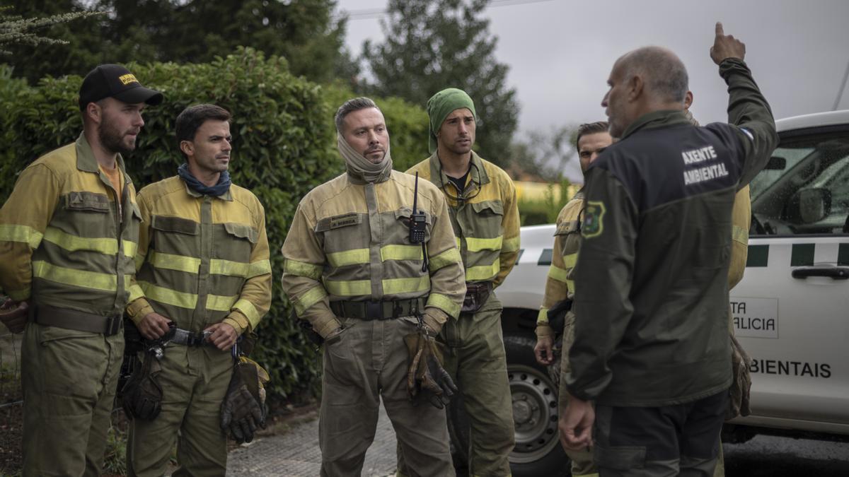 Bomberos forestales y agentes ambientales de la Xunta colaboran en el dispositivo de búsqueda.