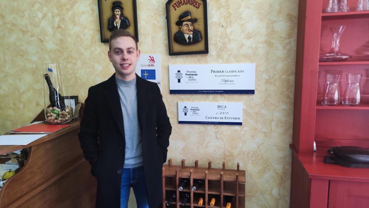 Pablo García Llorente, junto a dos de los premios que ganó siendo alumno del IES Valle de Aller. | A. Velasco
