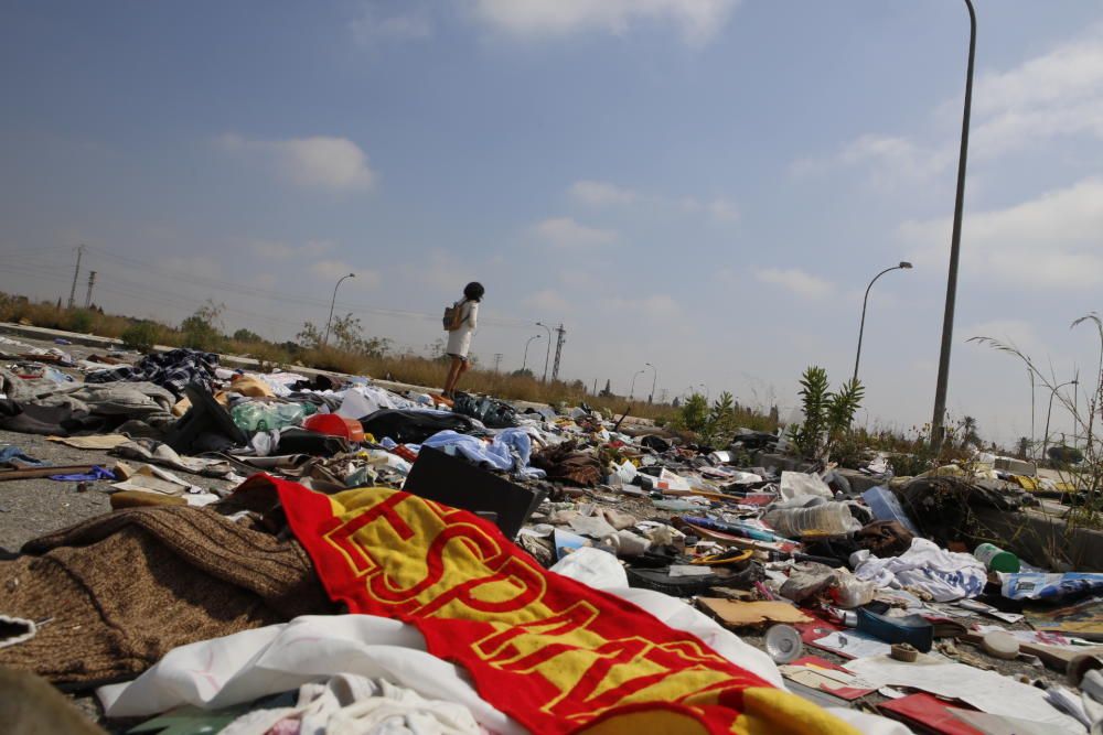 Basura en el entorno del Cementerio