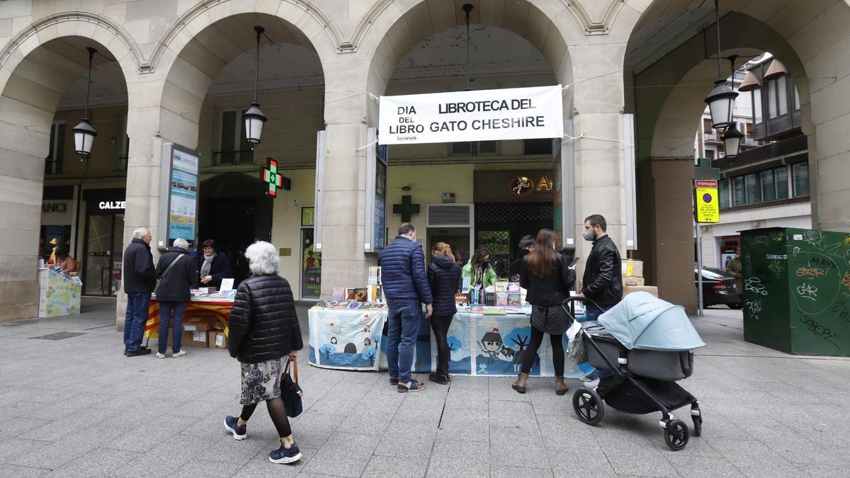 Los primeros visitantes de la Feria del Libro, este sábado