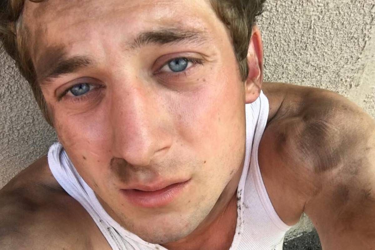 Jeremy Allen White tiene adicciones y los fans de Rosalía están preocupados