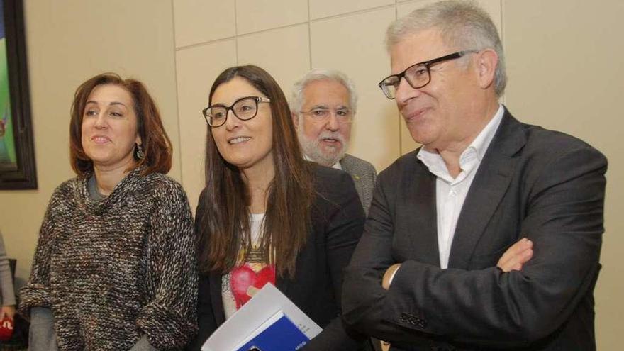 Cristina Romero, Marta Rodríguez Arias y Manuel Lago, ayer, en el Parlamento. // Xoán Álvarez