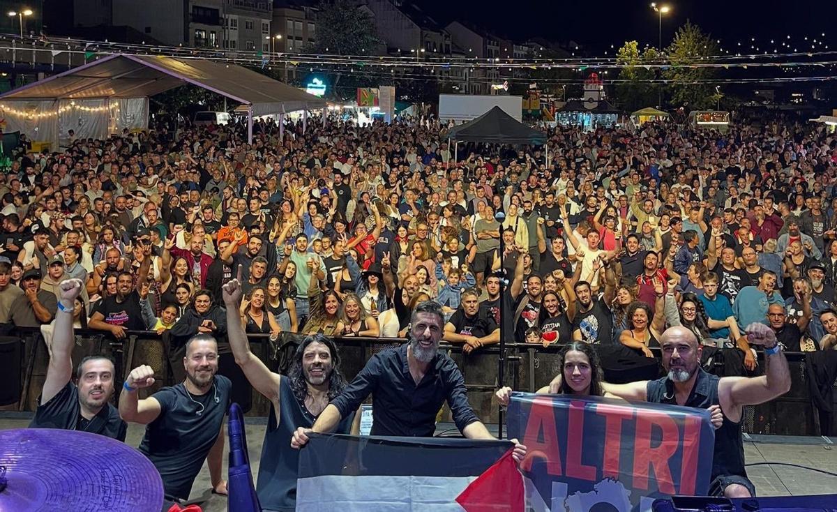 Loita Amada, co estradense Jásper  no centro, nun concerto recente no TerraFest en Moaña. |