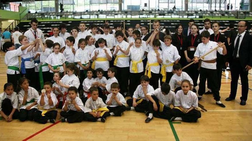 Integrantes del equipo escolar del Di Som Lalín. // Bernabé/Luismy