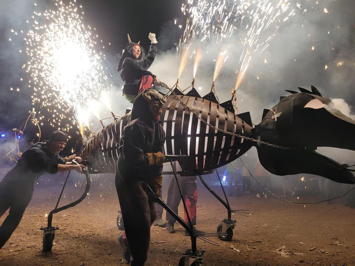 Els Senyors del foc amb una de les figures de ferro que desfilen pel correfoc.