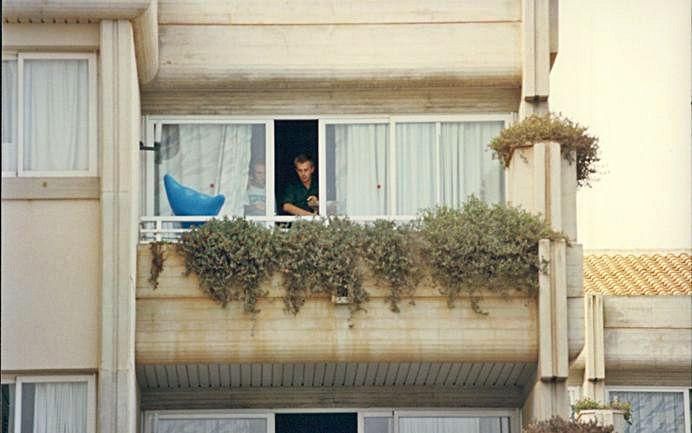 Tomás Sastre, en la ventana de la habitación del crimen.