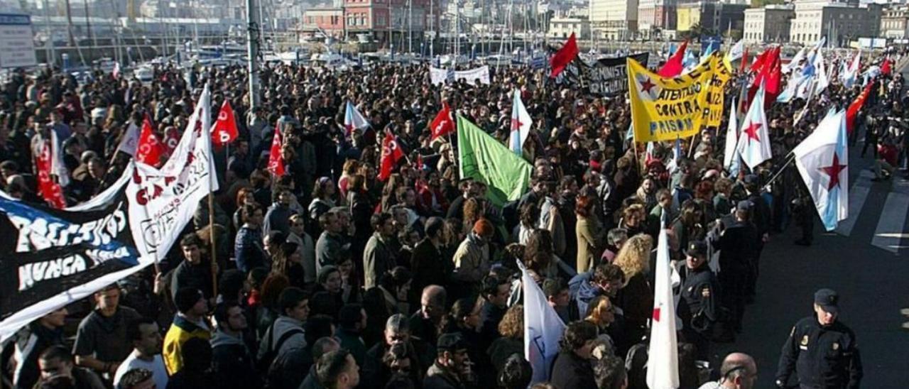 Cientos de personas protestan en A Coruña, el mismo día que Aznar anunciaba el Plan Galicia. Aguete