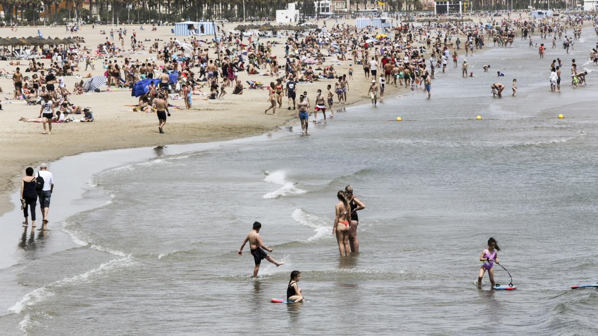 Los turistas abarrotan playas y terrazas