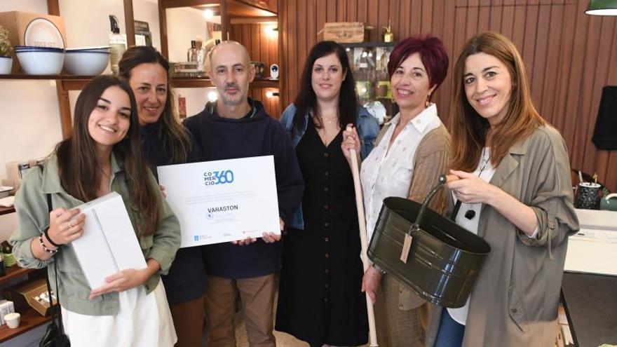 Entrega del premio en Varaston, con la alumna de Zalaeta, la directora de Comercio, propietarios y clientes.