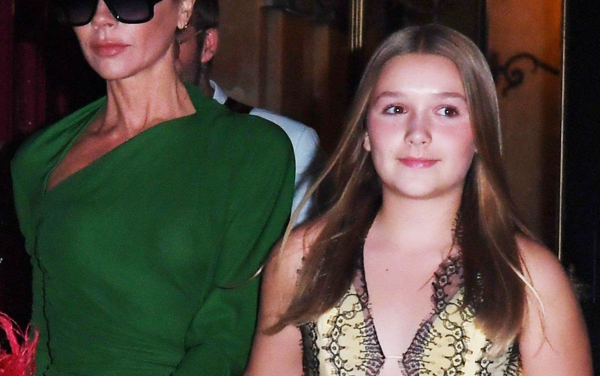 Harper Beckham con su madre en París