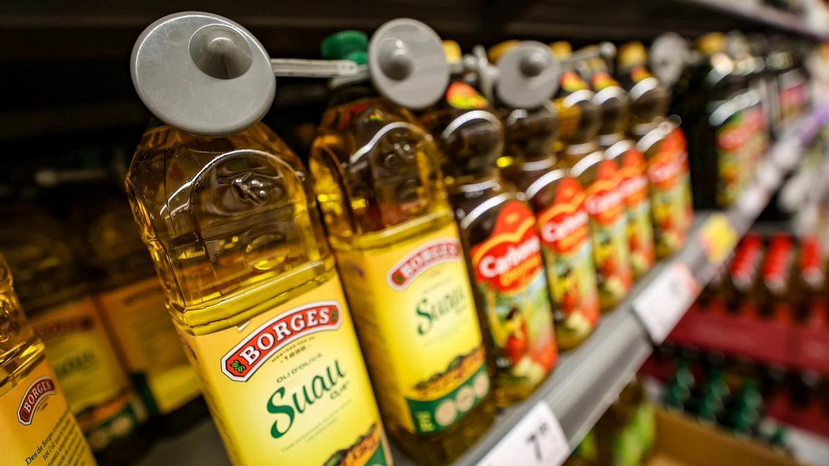 Botellas de aceite de oliva con alarmas en un supermercado de Barcelona