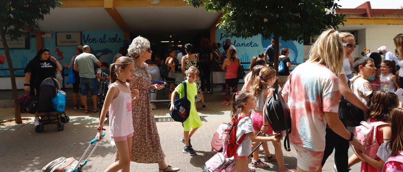 Recogida de alumnos en el colegio Mediterráneo, dos horas antes, como medida de protesta por la falta de funcionamiento del aire acondicionado.