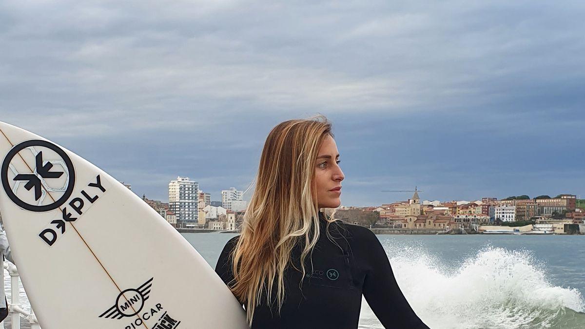 Lucía Martiño en la playa de San Lorenzo de Gijón.