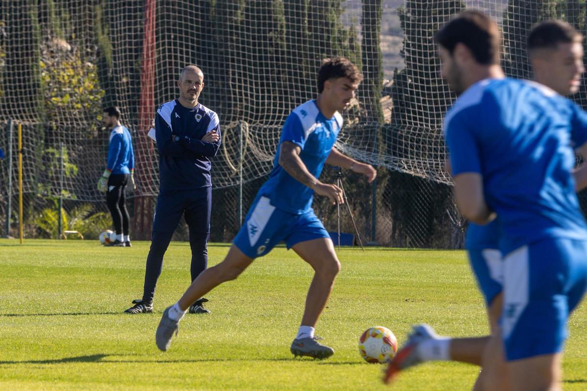 Beto Company dirige el entrenamiento del Hércules en el campo de fútbol de Fontcalent.