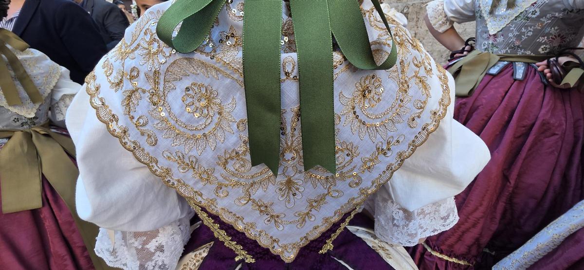 Los detalles del traje de la dansà de Marta Mercader Los detalles del traje de la dansà de Marta Mercader