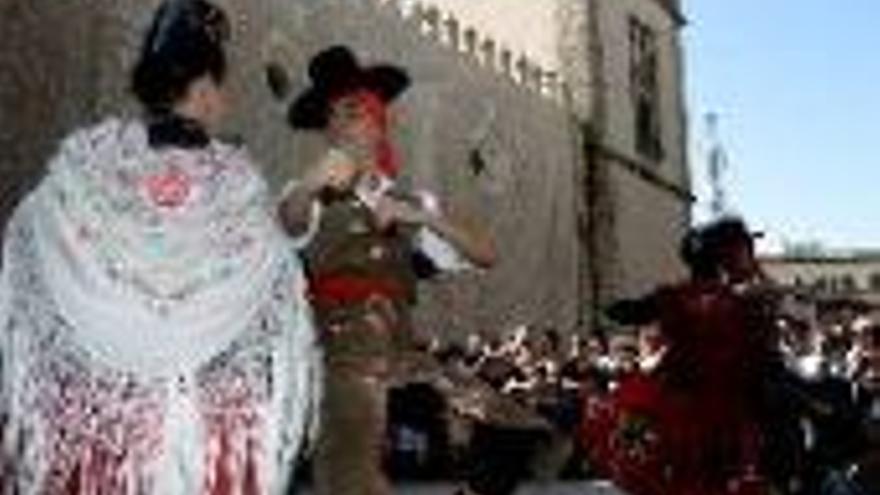 Desfile etnográfico y folclore en las calles del casco antiguo por la Semana de Extremadura